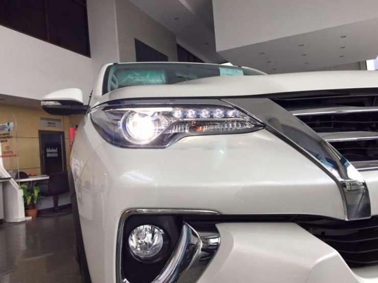 16072015-Car-Toyota_Fortuner_14
