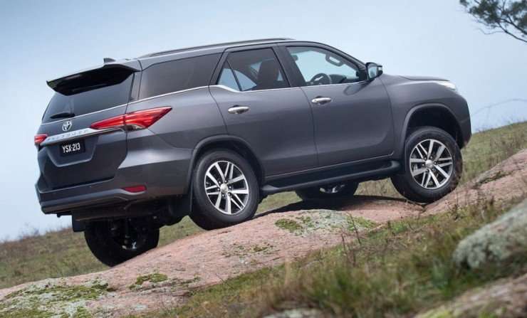 18072015-Car-Toyota_Fortuner_2016_07