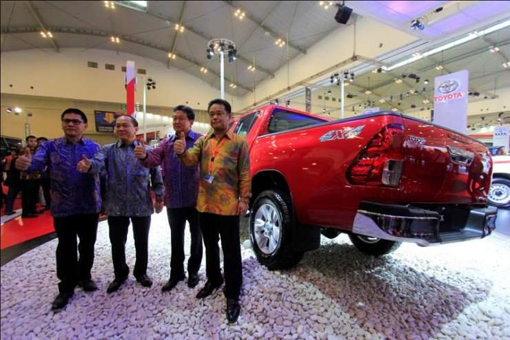 22082015-Car-Toyota_Hilux_02