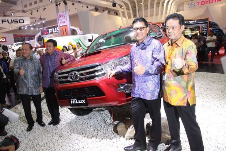 22082015-Car-Toyota_Hilux_07