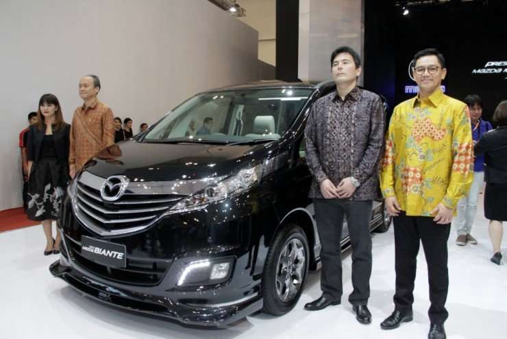 24082015-Car-Mazda_Biante_08