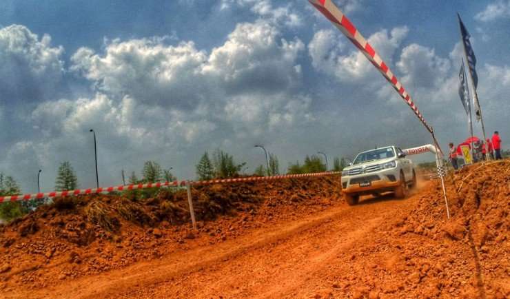 24082015-Car-Toyota_Hilux_03