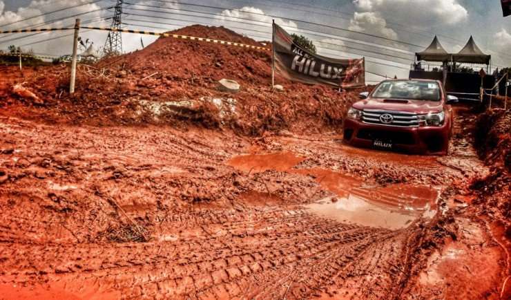 24082015-Car-Toyota_Hilux_04