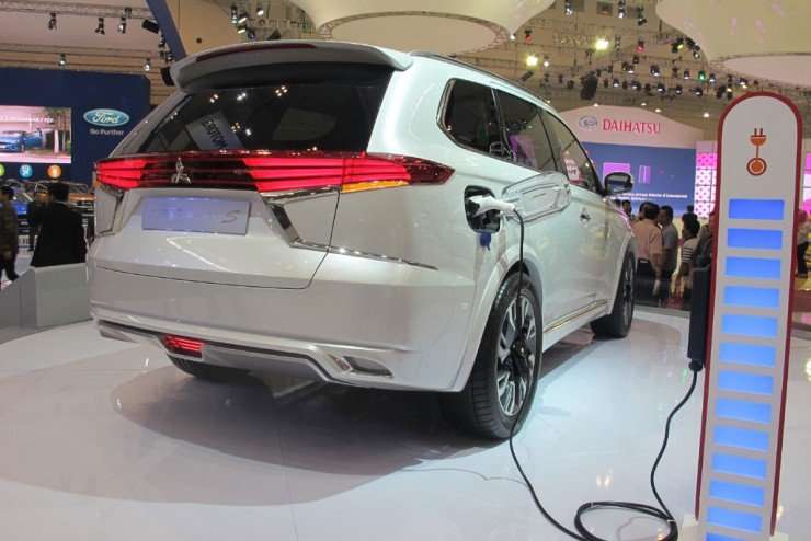26082015-Car-Outlander_PHEV_02