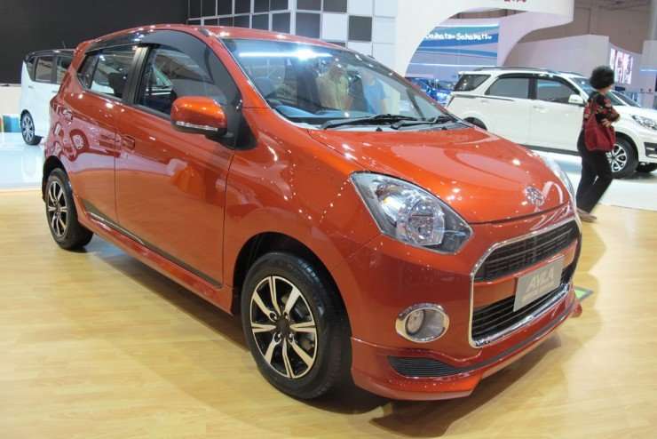 Daihatsu Ayla Special Edition Orange (Foto: Raju Febrian/Carvaganza)