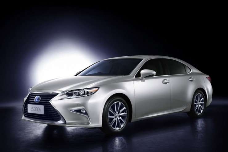29082015-Car-Lexus-Hybrid_02