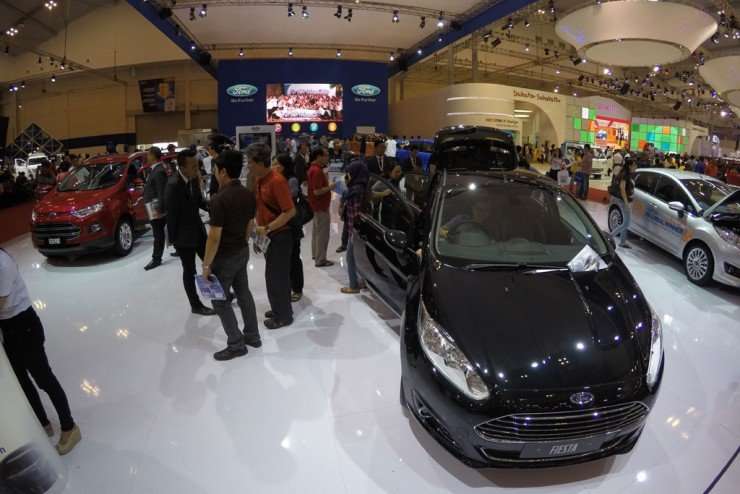 30082015-Car-GIIAS_Booth_Ford