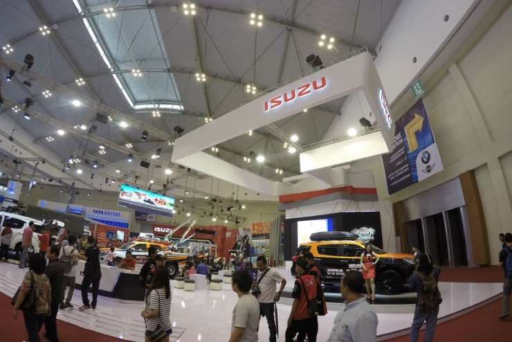 30082015-Car-GIIAS_Booth_Isuzu