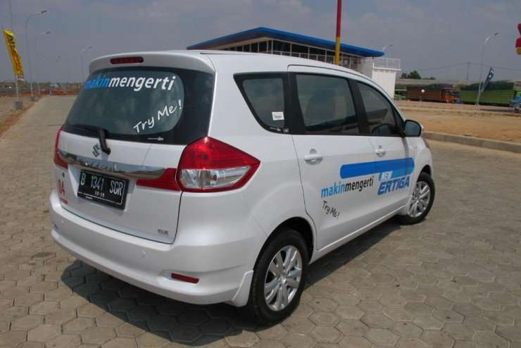 11092015-Car-Suzuki_Ertiga_04
