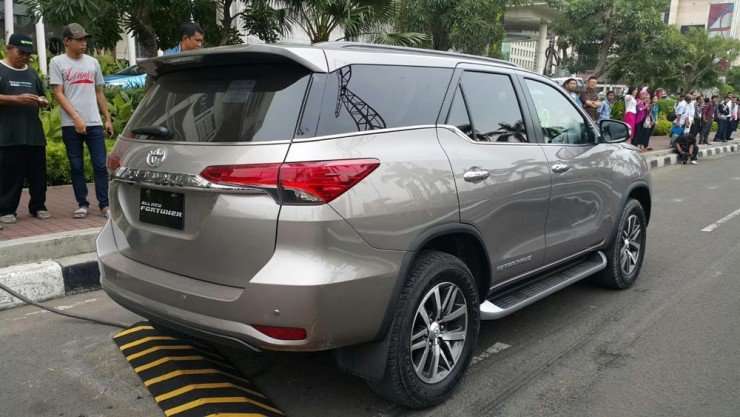 22012016-Car-Toyota-Fortuner_03