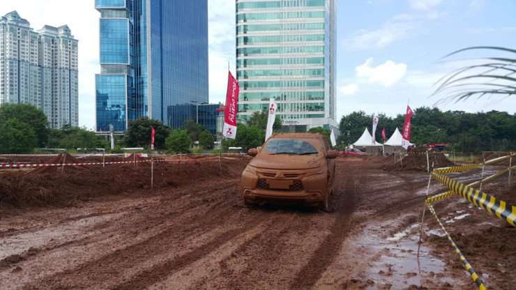25022016-Car-Pajero-Sport_01