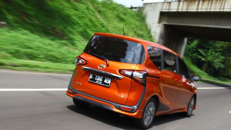 03082016-Car-Toyota-Sienta_02