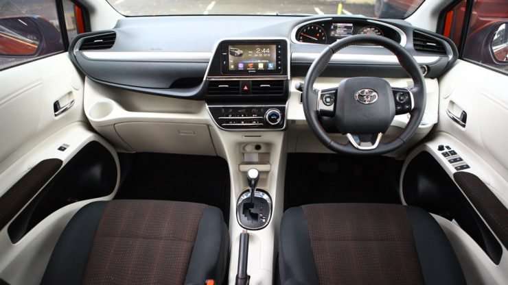 03082016-Car-Toyota-Sienta_03