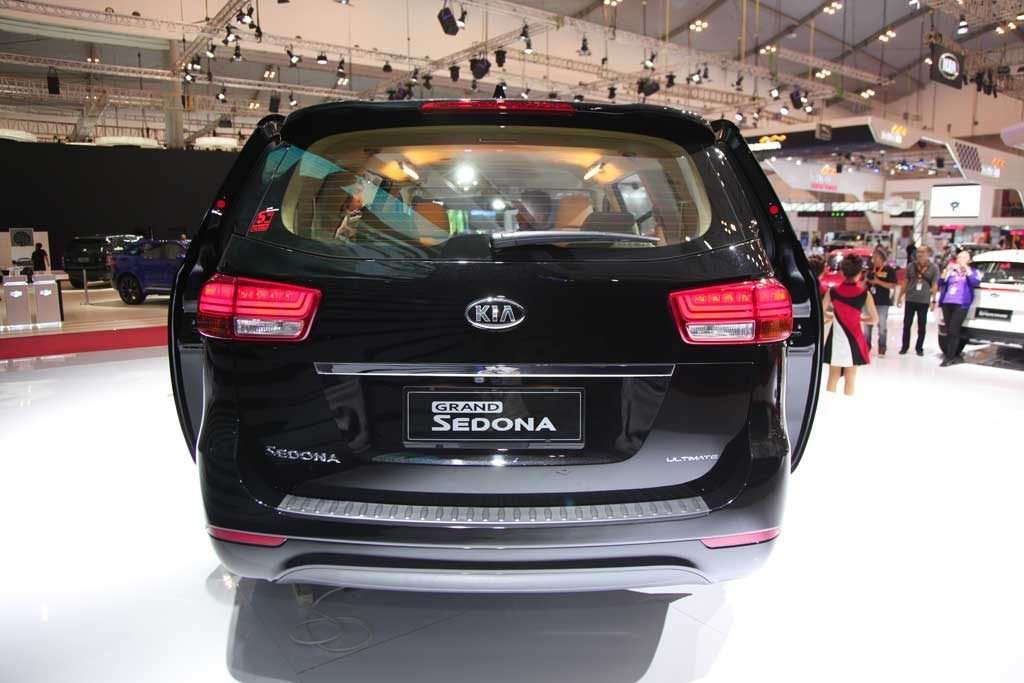 21082016-Car-Kia-Sedona_03