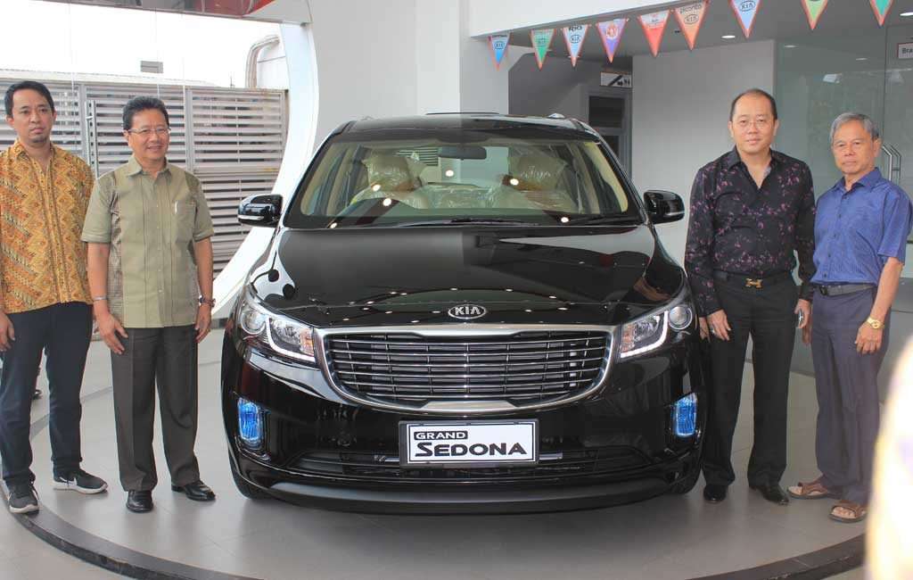 22112016-car-kia-sedona