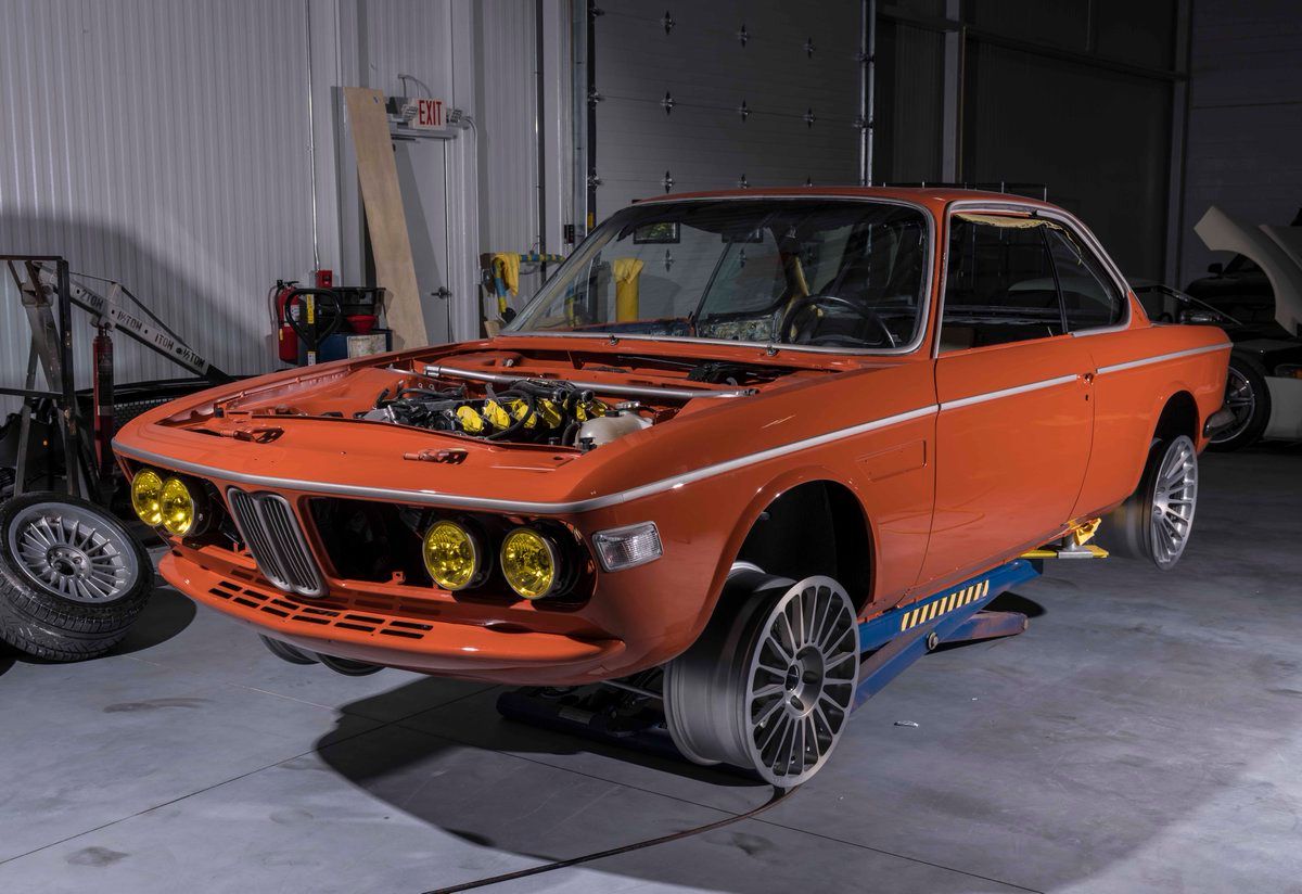 Aktor Robert Downey Jr Bangun BMW Klasik, Jadi Makin Keren