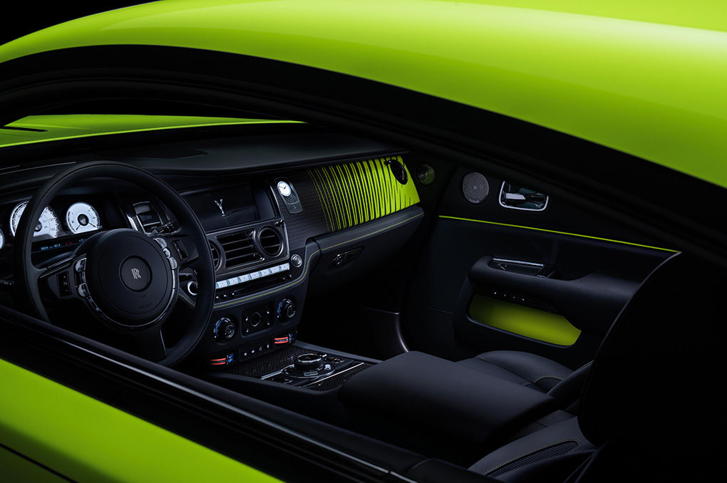 Tak Selamanya Hitam Itu Gelap, Rolls-Royce Laburkan Warna &lsquo;Ngejreng&rsquo; Di Bodi Varian Black Badge