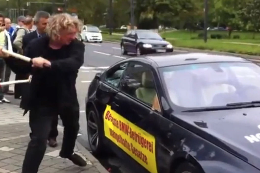 Sadis! Kecewa Berat Dengan Layanan Pelanggan, Para Pemilik Ini Hancurkan Mobil Mewahnya