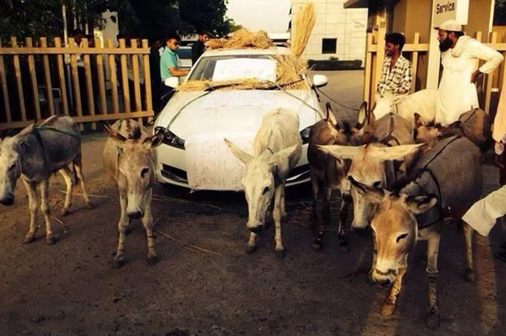 Sadis! Kecewa Berat Dengan Layanan Pelanggan, Para Pemilik Ini Hancurkan Mobil Mewahnya