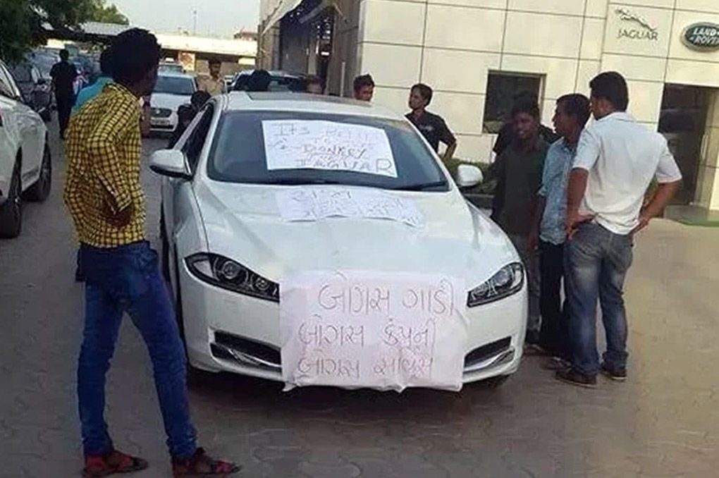 Sadis! Kecewa Berat Dengan Layanan Pelanggan, Para Pemilik Ini Hancurkan Mobil Mewahnya