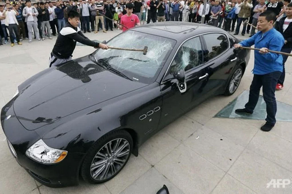 Sadis! Kecewa Berat Dengan Layanan Pelanggan, Para Pemilik Ini Hancurkan Mobil Mewahnya