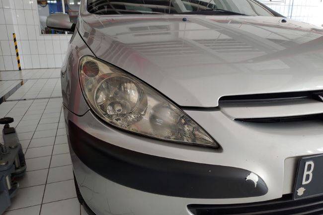 Headlamp mobil yang sudah menguning
