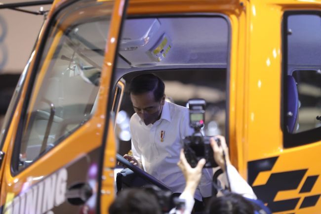 Presiden Jokowi menaiki truk Fuso