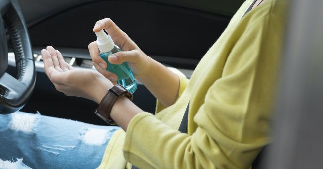 Hand sanitizer di dalam mobil