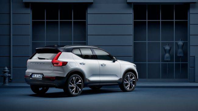 Volvo XC40 tampak belakang