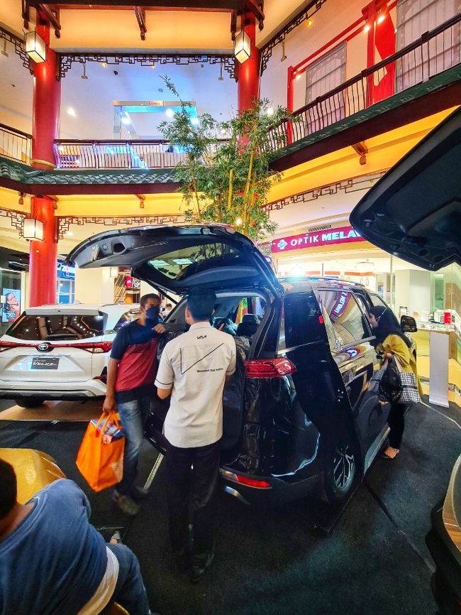 Pameran mall Kia Grand Carnival