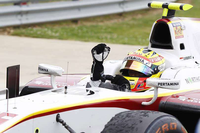 Lawan Kena Pinalti, Rio Haryanto Naik Dua Posisi di Feature Race Lawan Kena Pinalti, Rio Haryanto Naik Dua Posisi di Feature Race