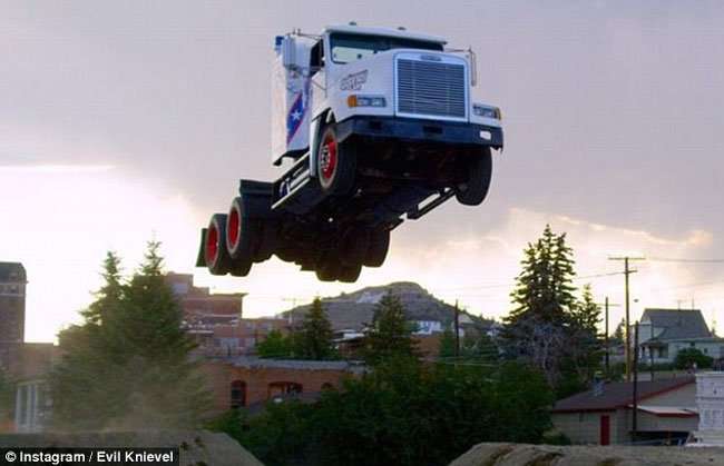 Video: Gila, Truk Dibuat Melompat 50,59 Meter Video: Gila, Truk Dibuat Melompat 50,59 Meter