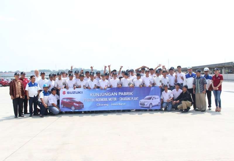 GIIAS 2015 Ajak Siswa Kunjungi Pabrik Perakitan Mobil GIIAS 2015 Ajak Siswa Kunjungi Pabrik Perakitan Mobil