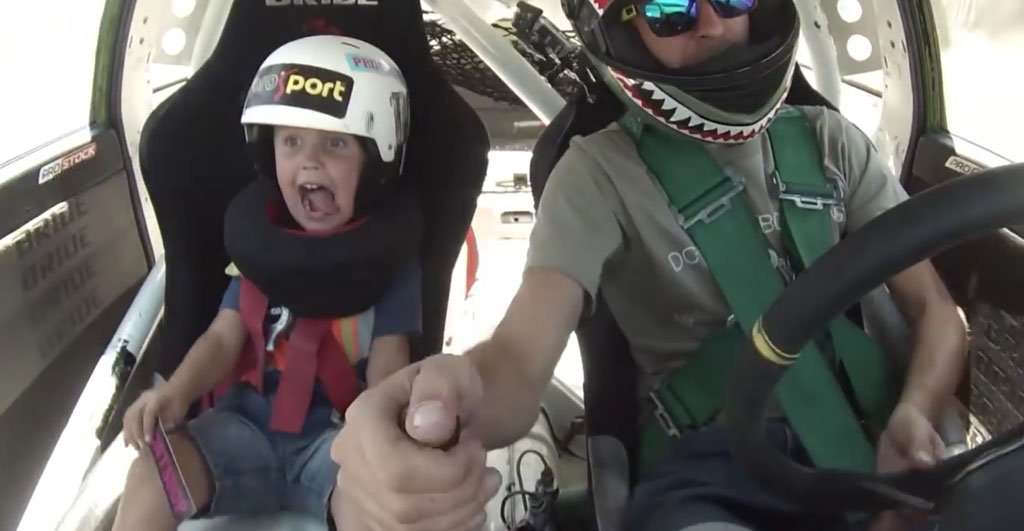 Video: Reaksi Lucu Bocah 5 Tahun Ikutan Drifting Video: Reaksi Lucu Bocah 5 Tahun Ikutan Drifting