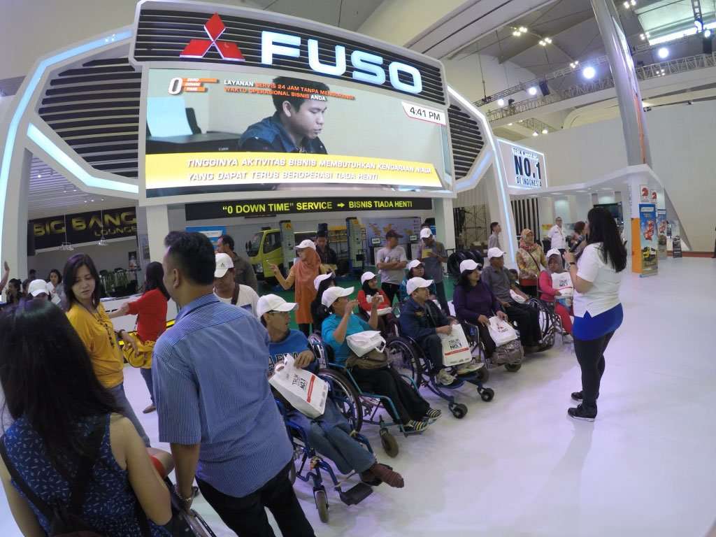 GIIAS 2015: Penyandang Disabilitas Antusias Kunjungi Booth Fuso GIIAS 2015: Penyandang Disabilitas Antusias Kunjungi Booth Fuso