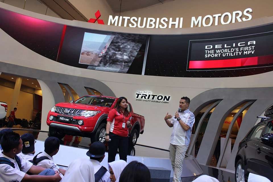 GIIAS 2015: Kunjungan Pelajar Ramaikan booth Mitsubishi Motors GIIAS 2015: Kunjungan Pelajar Ramaikan booth Mitsubishi Motors