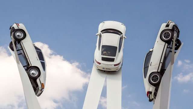 Wah, Porsche 911 Digantung Setinggi 24 Meter Wah, Porsche 911 Digantung Setinggi 24 Meter