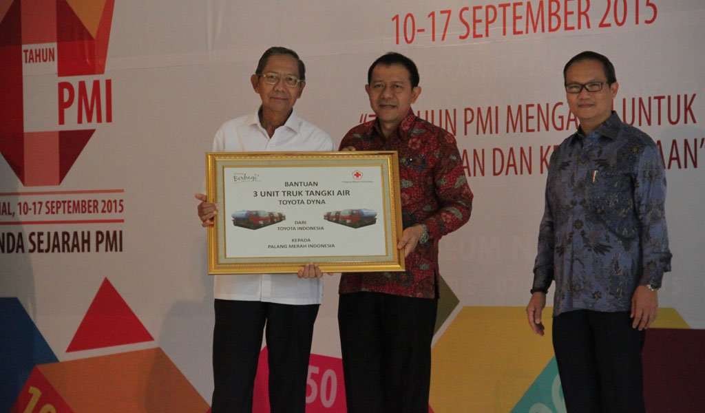 Toyota Donasikan 3 Unit Truk Tangki Air untuk PMI Toyota Donasikan 3 Unit Truk Tangki Air untuk PMI