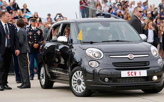 Paus Gunakan Fiat 500L Saat Disambut Obama Paus Gunakan Fiat 500L Saat Disambut Obama