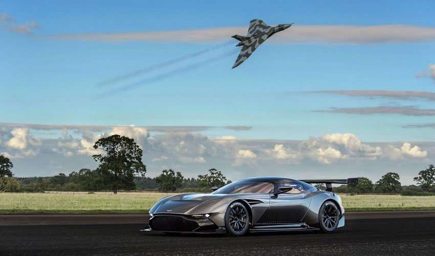 Video: Aston Martin Vulcan Vs Vulcan Video: Aston Martin Vulcan Vs Vulcan