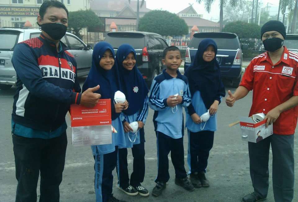 Komunitas AXIC Sumbang 4.000 Masker bagi Korban Asap Komunitas AXIC Sumbang 4.000 Masker bagi Korban Asap