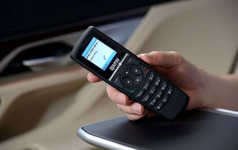 BMW Seri 7 Kini Dilengkapi Telepon Mobil BMW Seri 7 Kini Dilengkapi Telepon Mobil