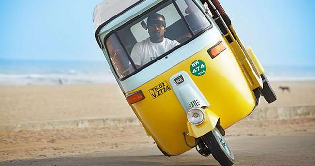Tuk-Tuk India Pecahkan Rekor Berjalan di Satu Sisi Tuk-Tuk India Pecahkan Rekor Berjalan di Satu Sisi