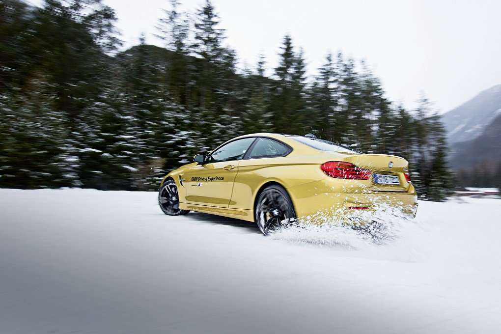 Rp 78 Juta Untuk Mengemudi BMW M4 Di Danau Es Rp 78 Juta Untuk Mengemudi BMW M4 Di Danau Es