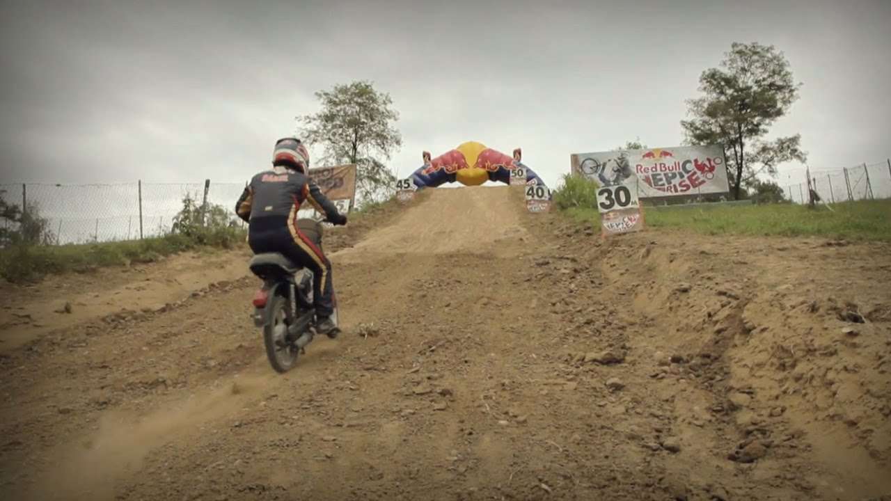 Video: Aksi Daniel Ricciardo dengan Dirtbike Video: Aksi Daniel Ricciardo dengan Dirtbike