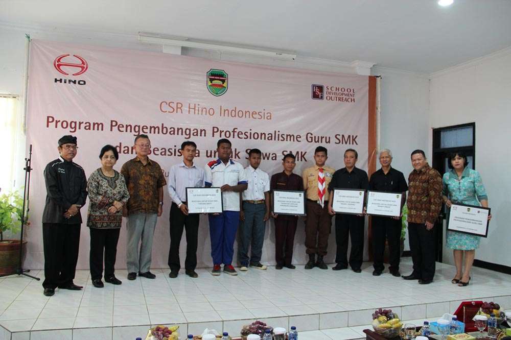 Hino Gelar CSR di Bidang Pendidikan dan Kemasyarakatan Hino Gelar CSR di Bidang Pendidikan dan Kemasyarakatan