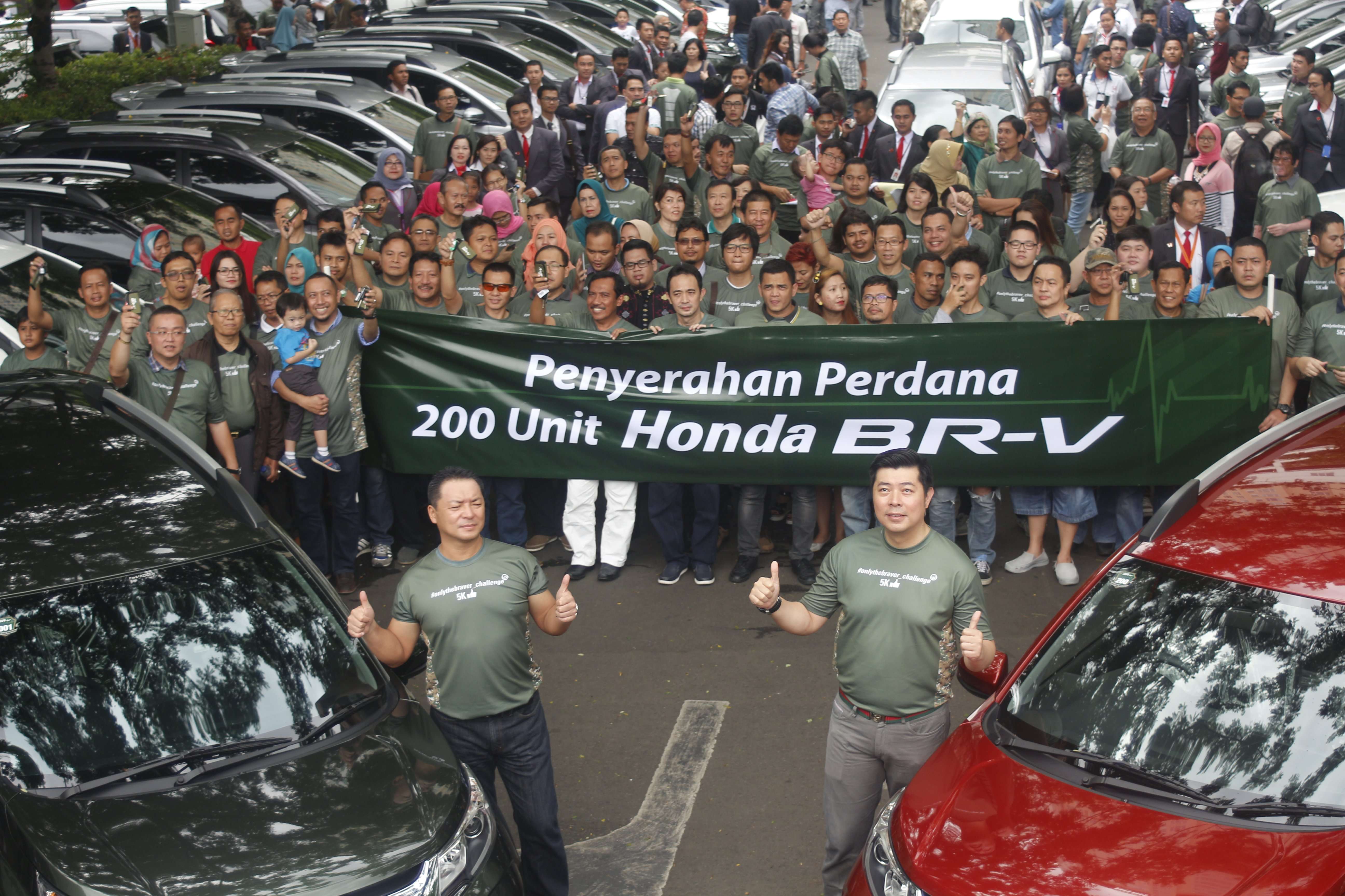 Honda menyerahkan 200 unit BR-V perdana Honda menyerahkan 200 unit BR-V perdana