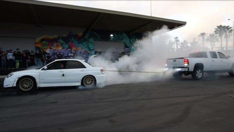 Video: Tarik Tambang, Subaru WRX STI Vs Chevrolet Silverado Duramax Video: Tarik Tambang, Subaru WRX STI Vs Chevrolet Silverado Duramax
