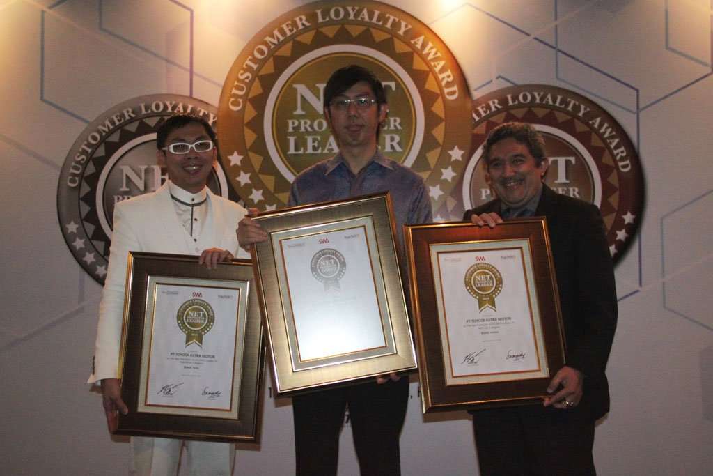 Toyota Raih 3 Gelar Net Promoter Customer Loyalty Award 2016 Toyota Raih 3 Gelar Net Promoter Customer Loyalty Award 2016