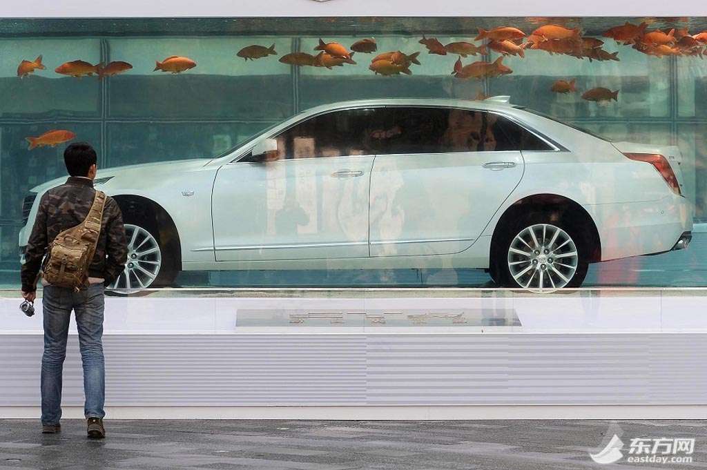 Demi Iklan, Cadillac CT6 “Direndam” dalam Aquarium Demi Iklan, Cadillac CT6 “Direndam” dalam Aquarium